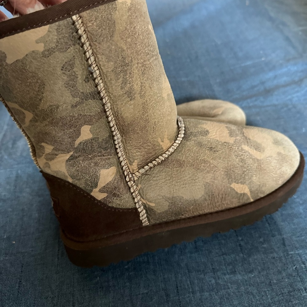Girls size 4 Uggs